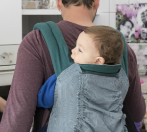 ממתי מותר לשאת על הגב במנשא תינוקות?