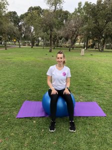 תרגיל לשחרור גב תחתון על כדור פיזיו